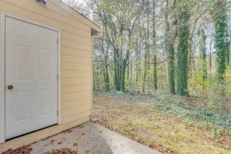 Beautiful 2 bedroom home located by Airport