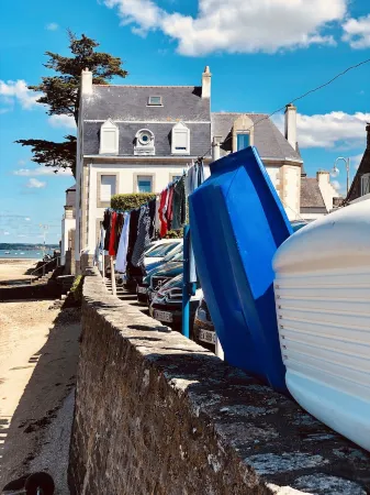 Small fisherman's cottage with terrace on the seafront Отели в г. Иль-Тюди
