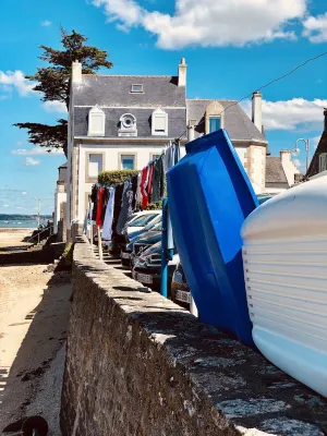 Small fisherman's cottage with terrace on the seafront Hotels in Ile-Tudy