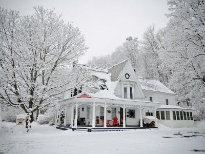 Hot Tub - 7 bedrooms - 5 minutes from Okemo Ski - enchanting 200 year old VT inn