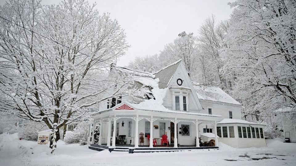 Hot Tub - 7 bedrooms - 5 minutes from Okemo Ski - enchanting 200 year old VT inn