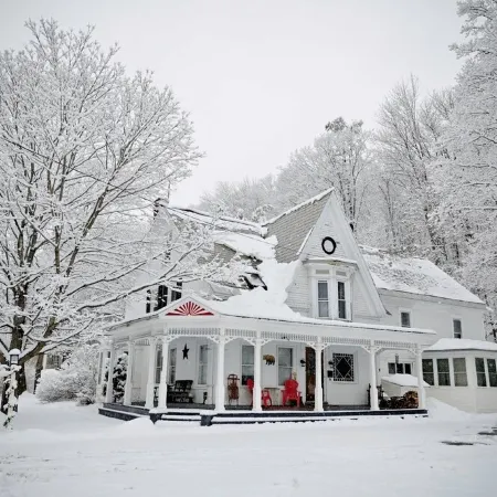 Hot Tub - 7 bedrooms - 5 minutes from Okemo Ski - enchanting 200 year old VT inn