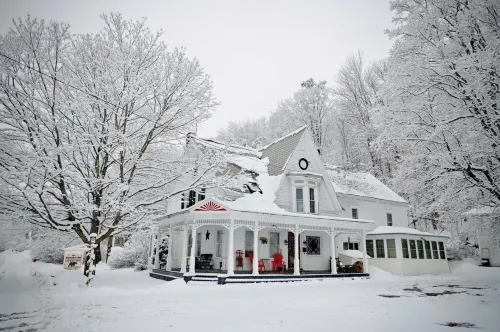Hot Tub - 7 bedrooms - 5 minutes from Okemo Ski - enchanting 200 year old VT inn