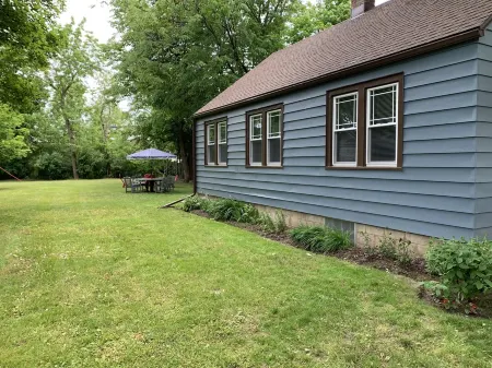 New Reno. Entire Home. Blue Bungalow in downtown Lake Geneva. Walk to Lake Отели рядом с достопримечательностью «Galena Garlic Company»