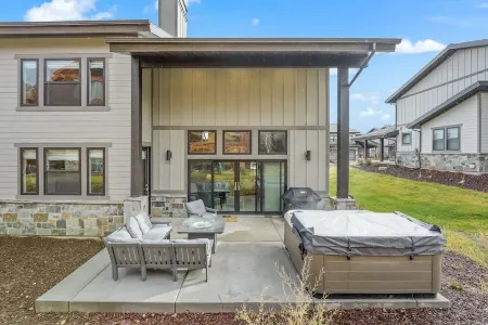 Modern, large, hot tub, lake views! 5 min. to Deer Valley, dedicated work space
