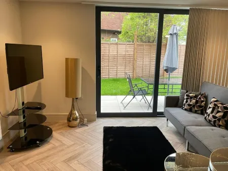 Raynes Park Luxury Apartment