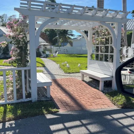 Romantic Cottage -2 Blocks to the Beach, 5th Street and 3rd Ave. S - Cottage B