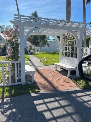 Cottage B - 2 Blocks to the Beach, 5th Street and 3rd Ave. South