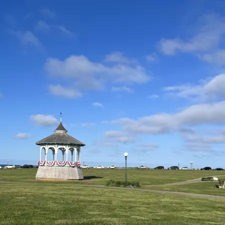 Heart of Oak Bluffs, No Car Needed! Ocean Views, Walk to Everywhere!