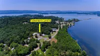 Cottage #3 Fisherman's Landing / 2-Bed Fishing Cottage w/Covered Boat Shelter"