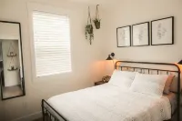 Cozy Modern Farmhouse, King bed, great yard, pets!
