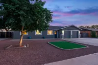 Resort Style Backyard- Heated Pool, Putting Green, Outdoor TV and Pool Table. Hotels near Walmart Supercenter