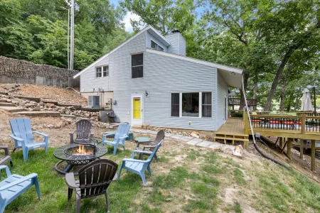 Lakefront Oasis in Eldon