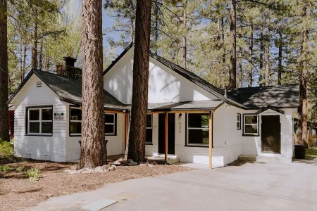 NEWLY RENOVATED Pet Friendly Home Отели рядом с достопримечательностью «оз. Биг Бэар»