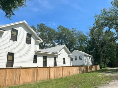 New pet-friendly 1BR/1BA Historic District carriage house 4 blocks to riverwalk