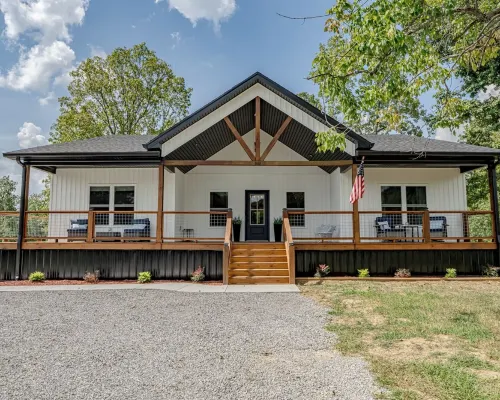 Porch-lovers Paradise! SLEEPS 11-12. Multiple fire pits. Only 0.8mi to boat ramp Hotels in Grayson County