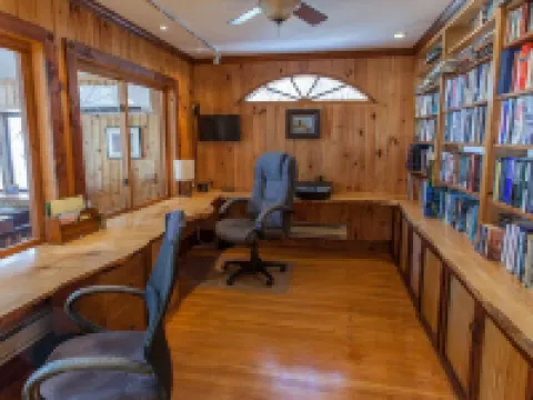 Beautiful Lake House on Schroon Lake with private beach and dock slip-4bed/4bath Hotels in Schroon