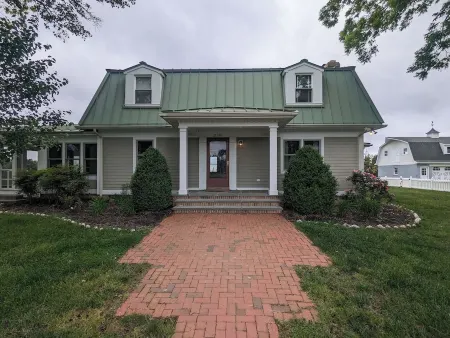 Waterfront Estate - Amazing Views And Sunsets - Pet Friendly - New rate for 2025