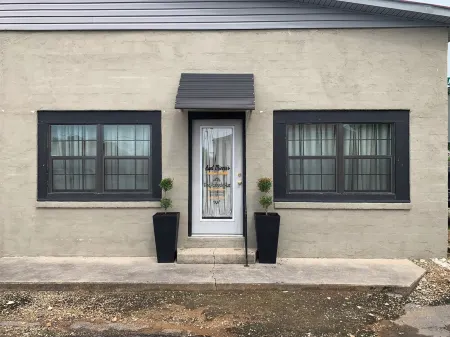 Aunt Minnie's Peabody Flat near Mountain View's Historic Courthouse Square