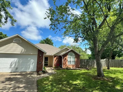 Faytown Cozy! 4 miles to UofA and DT Fayetteville Hotels near University of Arkansas