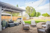 Large Vintage Home 6 Min to U of O campus