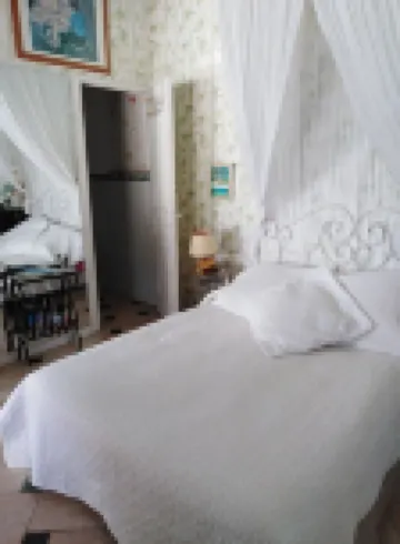 Small 30m2 house for 2 people on private property with swimming pool