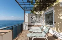 Villa Indipendente, a Picco sul Mare