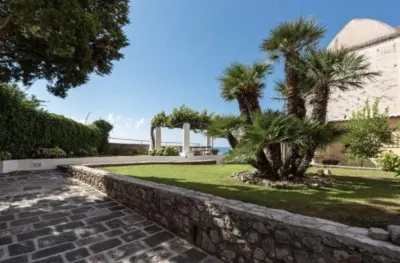Villa Indipendente, a Picco sul Mare