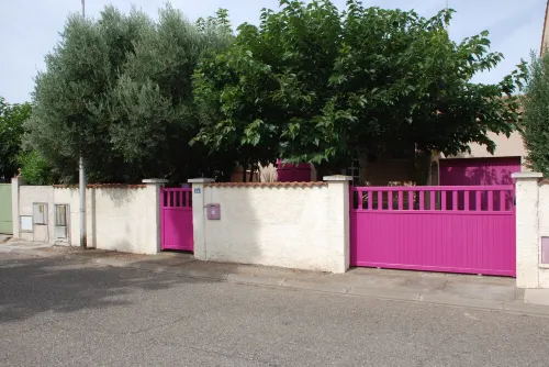 Charming house with gardens in a residential area Hotels in Serignan