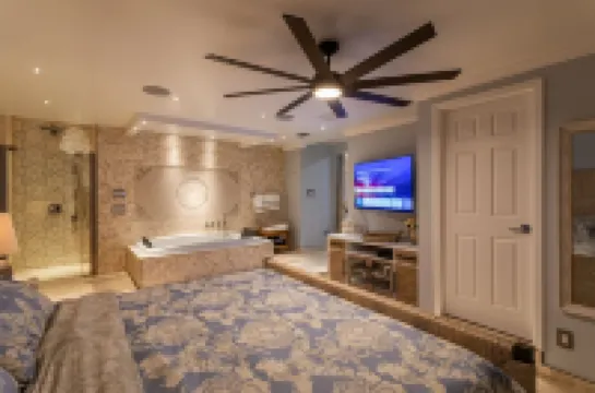 Private Luxury Pool & Spa Retreat – Great Location