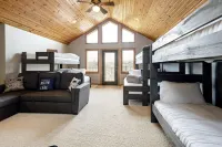 Luxury Lakeside living at Northern Bay Resort. Houses 13 with Exclusive BunkRoom 스트롱스 프레리 호텔