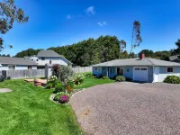 Dawson's Landing, by the beach! 5-minute walk to beach access!