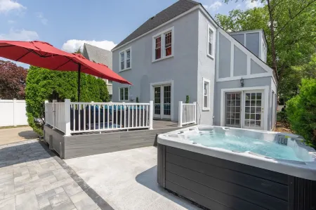 17 Mins from UBS Arena /Hot tub/Game Room/King Bed