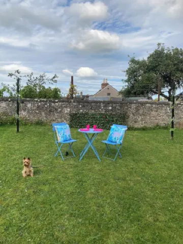 Scot’s themed  cottage ,super king bed, ideal location. Pet friendly. Hotels near Moyness Nurseries