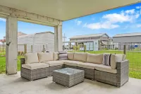 Ping-pong! Bikes! Games! Cute 3-br home in the heart of Crystal Beach, Texas!