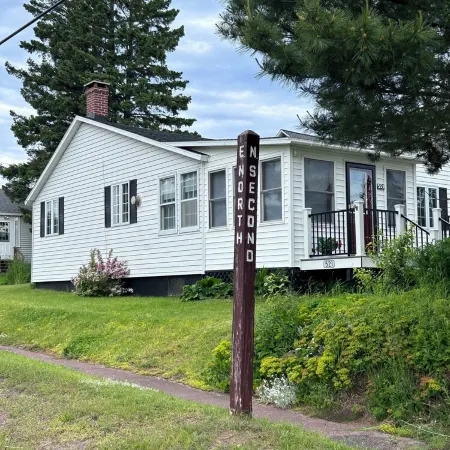 Relax at our Cozy Cottage in the heart of Eagle Harbor