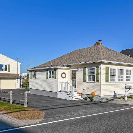 Private access to the beach! Sleeps 9.