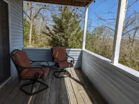 Super cute & comfy 2 1/2story lake house by Bull Shoals lake 1hr east of Branson