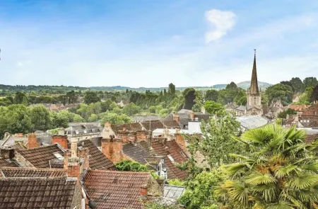 Beautiful Grade 2 Listed Cottage Perfectly Located in the Centre of Frome.