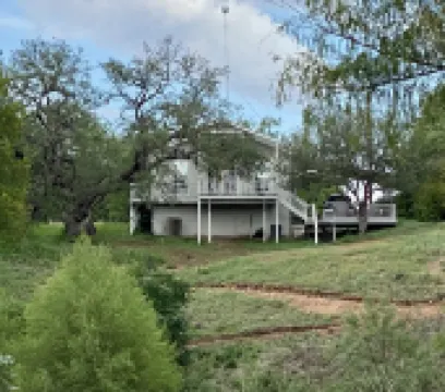 Cheerful 2 Bedroom cottage on the Llano River- Sleeps 6! 金士蘭酒店