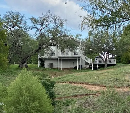 Cheerful 2 Bedroom cottage on the Llano River- Sleeps 6!