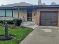 Cozy 2 bedroom house/w garage in Skokie โรงแรมในสโกกี