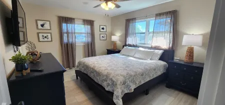 'Fully Updated and New' Waterfront Pool home with boat lift in paradise Отели рядом с достопримечательностью «Кидстар Парк»