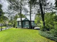 Classic Romantic Creek View D/T Cottage~ Walk to Town & at ~Relax on the Porch