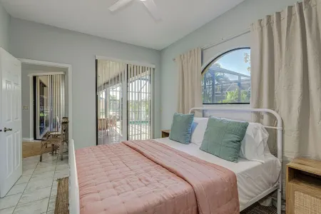 4 Bedroom House with Heated Pool in Apollo Beach Отели в г. Apollo Beach