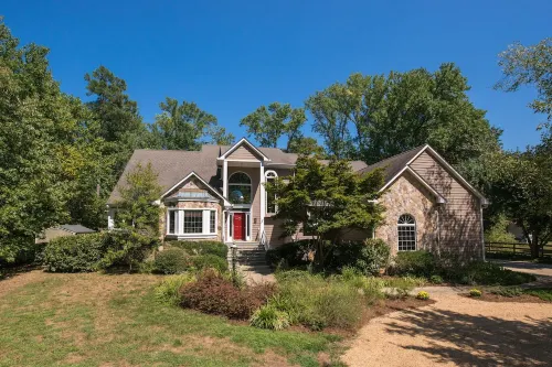 Great home for holidays! Large kitchen, firepit & hot tub, beautiful water views