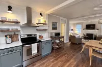 Cozy Elmwood bungalow in quiet neighborhood close to USC, hospitals & downtown