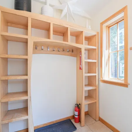 Coal Creek In-town Retreat!  3BR/3 Full BAs  - SLPS 8 - 2 blocks to Elk Ave!