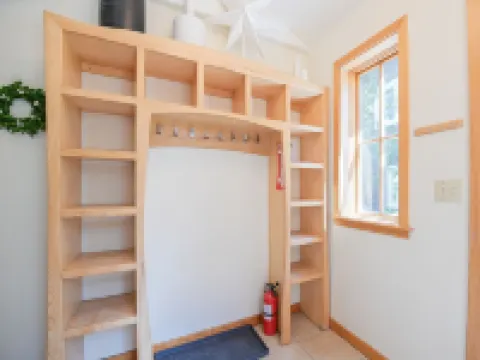 Coal Creek In-town Retreat!  3BR/3 Full BAs  - SLPS 8 - 2 blocks to Elk Ave!