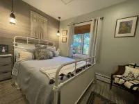 Sea salt cottage on the West Island Hotels in Fairhaven